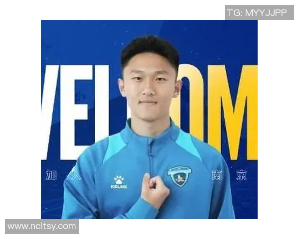 中国182厘米足球明星的成长历程与职业生涯精彩瞬间分析